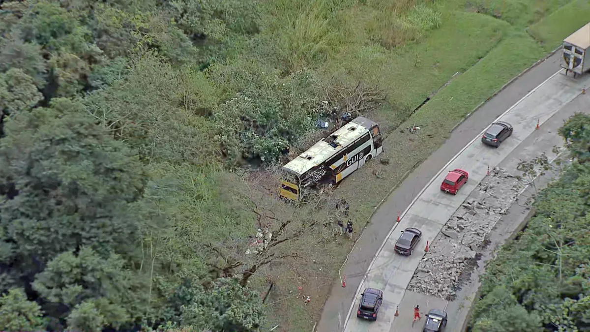Corpos de vítimas de acidente com ônibus na Serra de Petrópolis chegam a Belo Horizonte