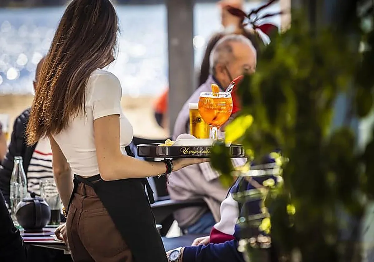 ¿Trabajas en la hostelería? Cuidado, usar el móvil ya es motivo de sanción laboral