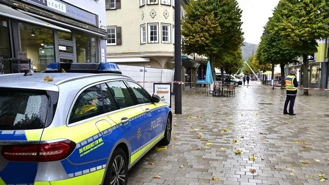 Mann mit Pistole vor Rathaus: Schusswechsel am Rathaus: OB will weiter offenes Gebäude