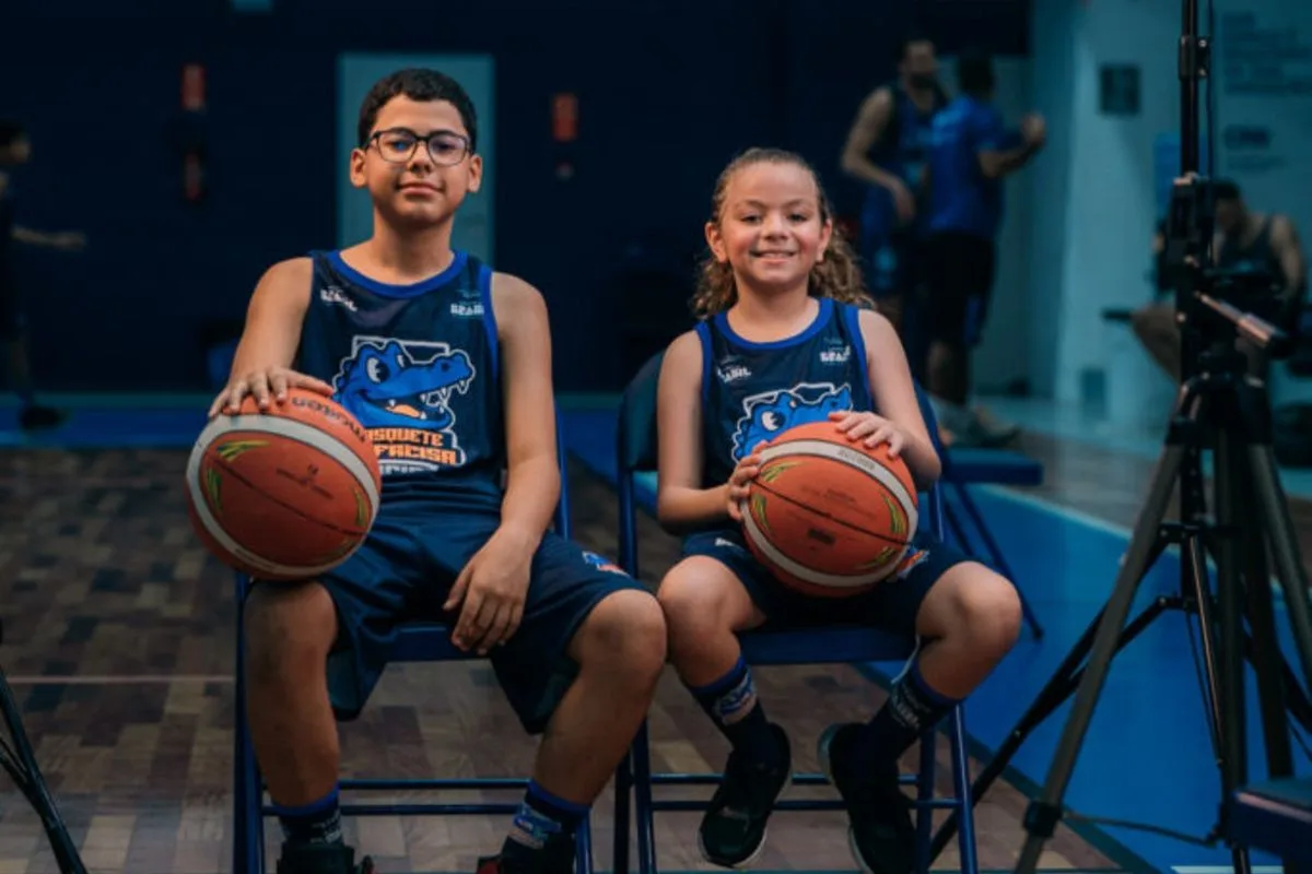 Unifacisa entrega 360 kits de treino para crianças e adolescentes de projeto social na Paraíba