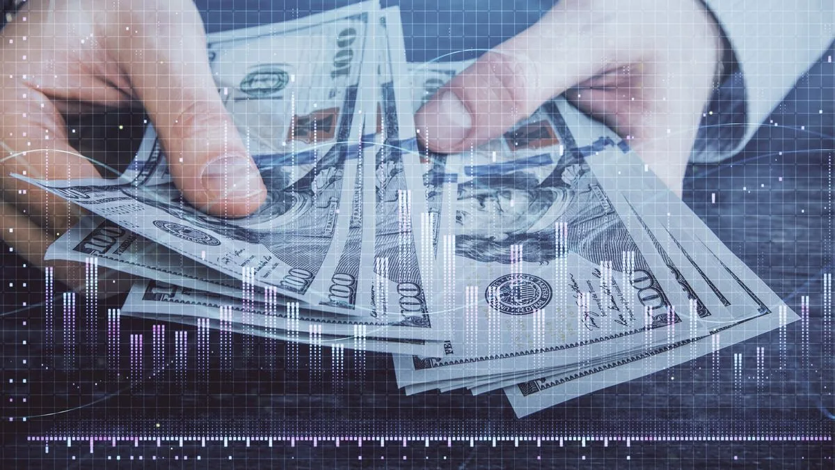 El dólar blue registró su mayor retroceso semanal en dos meses y ya vale casi lo mismo que el oficial