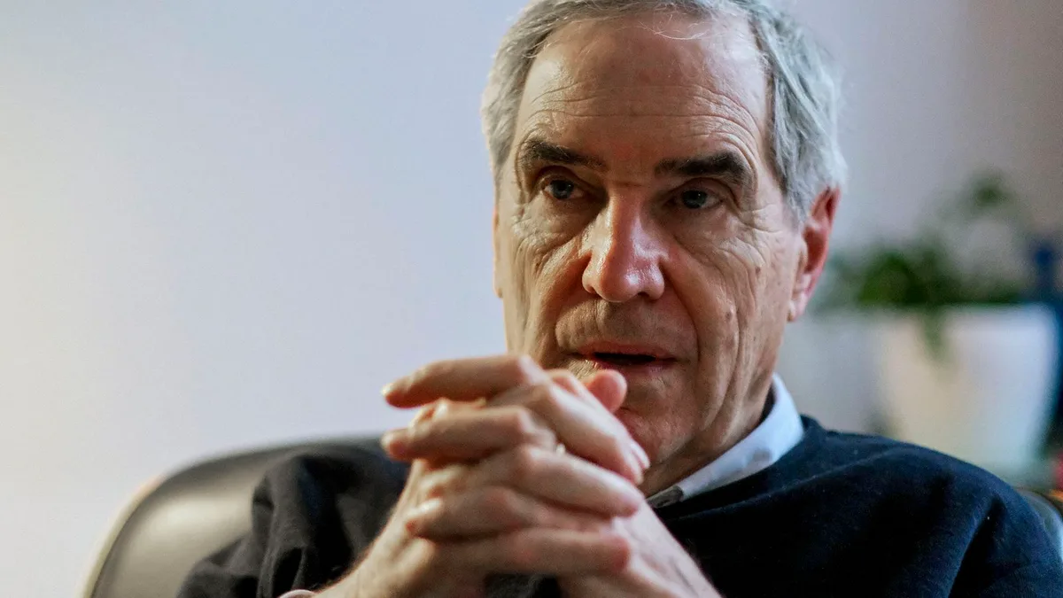 Michael Ignatieff: "El dinero es poder y no hay democracia si no controlas el poder"