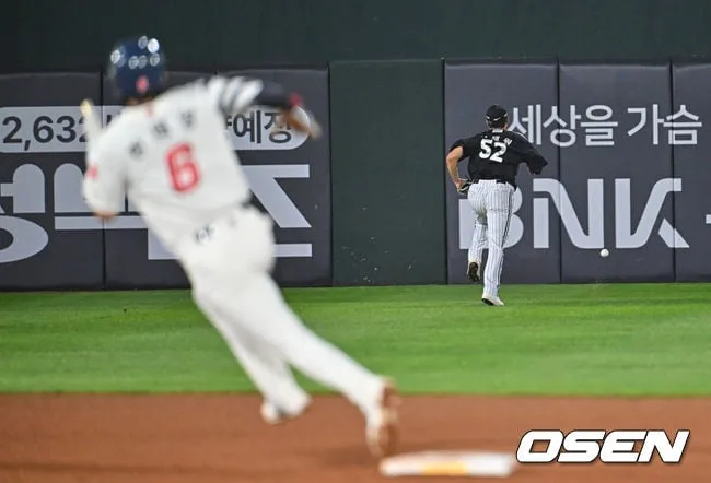 좌익수 이재원의 0.5초, 키를 넘어가는 2루타 허용했다. 카라스코는 더 빨리 무너졌다
