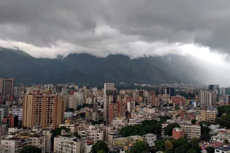 Inameh prevé nubosidad y lluvias dispersas por el paso de la Onda Tropical 44 este sábado