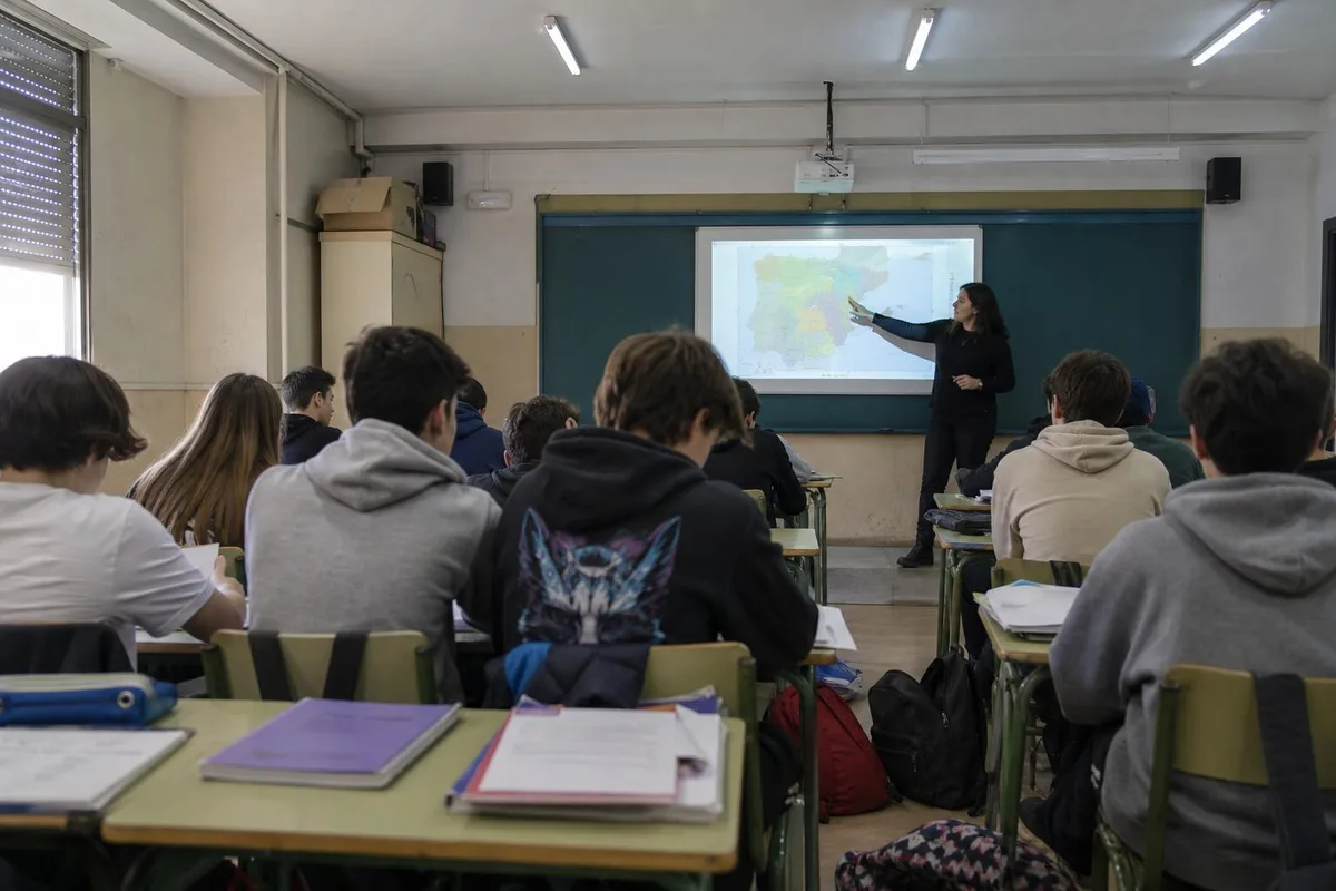 La vuelta al cole arranca con una asignatura pendiente: profesores y trabajadores de la educación no cobran casi nueve de cada diez horas extra