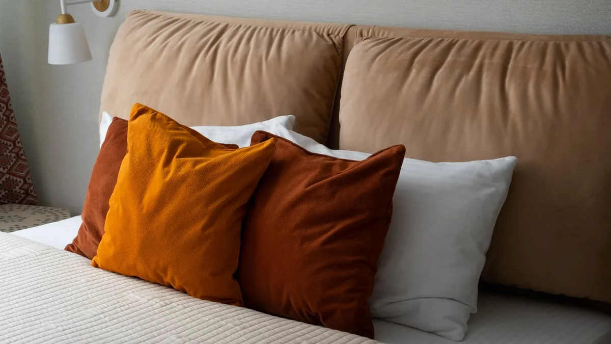 Lo dice una experta en decoración: la regla de las almohadas en la cama dice que deben ser de 70x40, de 50x50 y de 50x30