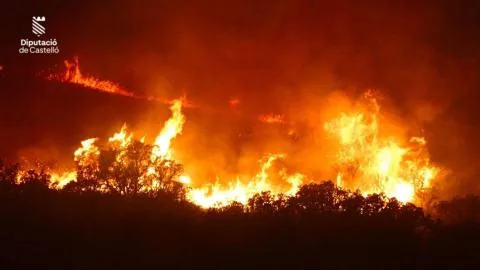 Emergencias activa el nivel 2 del incendio de la Sierra Calderona y la Generalitat ordena el confinamiento de Gátova