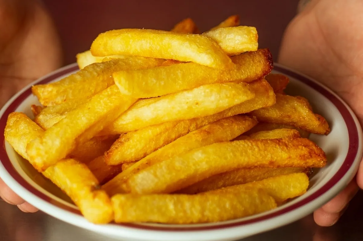 Juan Barcos, cocinero, explica cómo hacer papas fritas perfectas: “La última fritura es con aceite a alta temperatura para dar corteza y color”