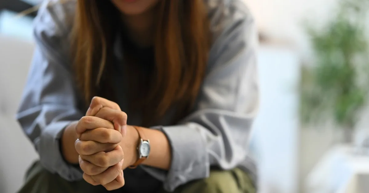 "La soledad que cargué durante años no terminó porque alguien finalmente me encontró, terminó el día que admití que me había estado escondiendo en algún lugar donde nadie pensaría jamás buscar"