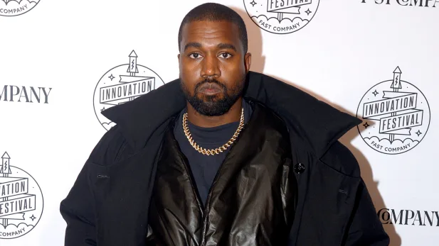 Ex-funcionário de Kanye West diz ter sido demitido por usar dreads e pede indenização milionária; rapper se pronuncia Ex-funcionário de Kanye West diz ter sido demitido por usar dreads e pede indenização milionária; rapper se pronuncia
