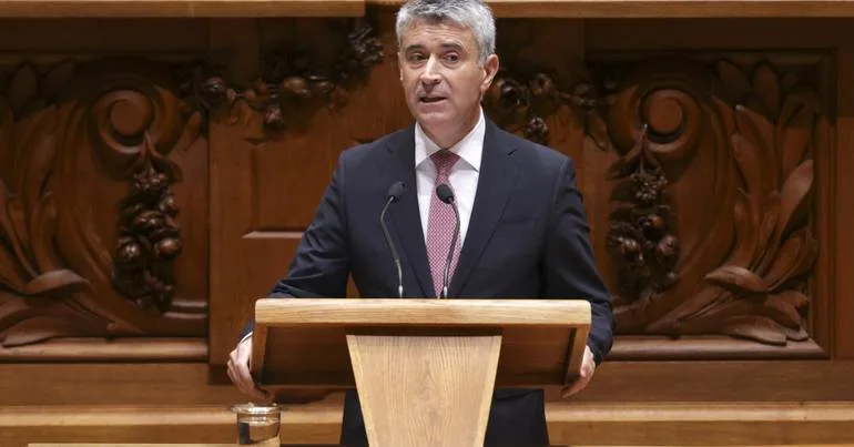 José Luís Carneiro: "Sou diferente de Montenegro"