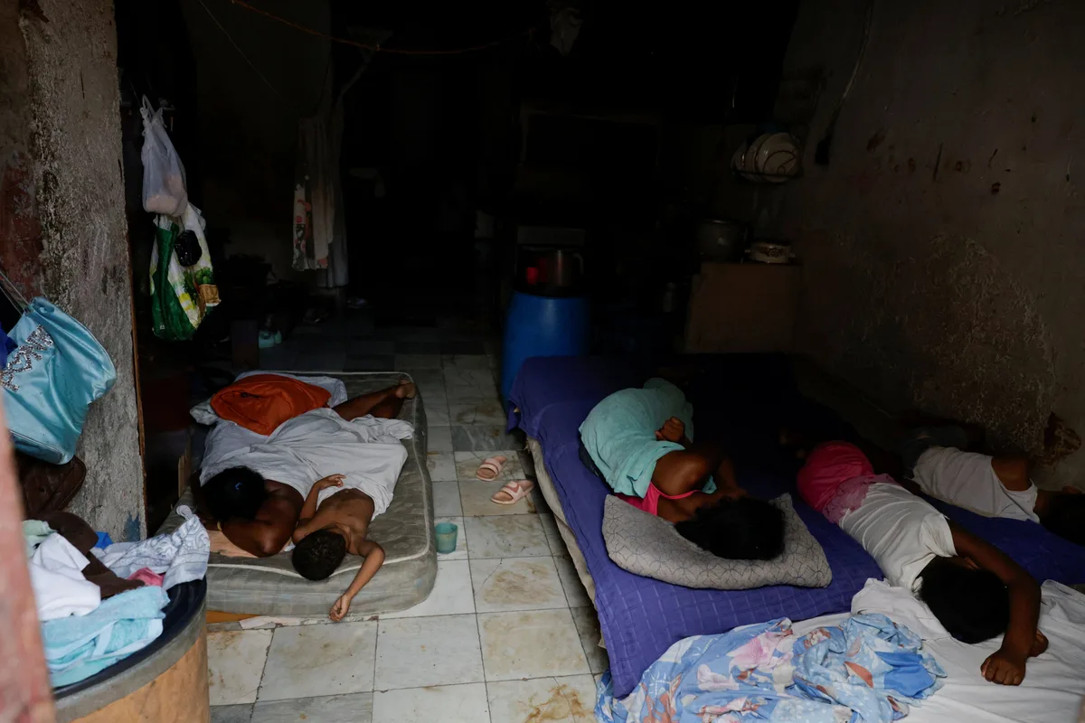 Dormir en el suelo, sin luz y con poca comida: estas acciones toman los cubanos ante la crisis de los últimos meses