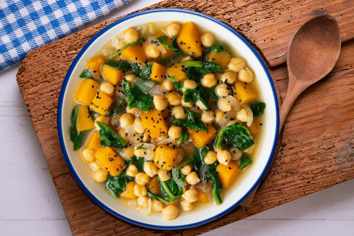 Do grão-de-bico à lentilha: 3 sopas ricas em proteína vegetal para um jantar leve