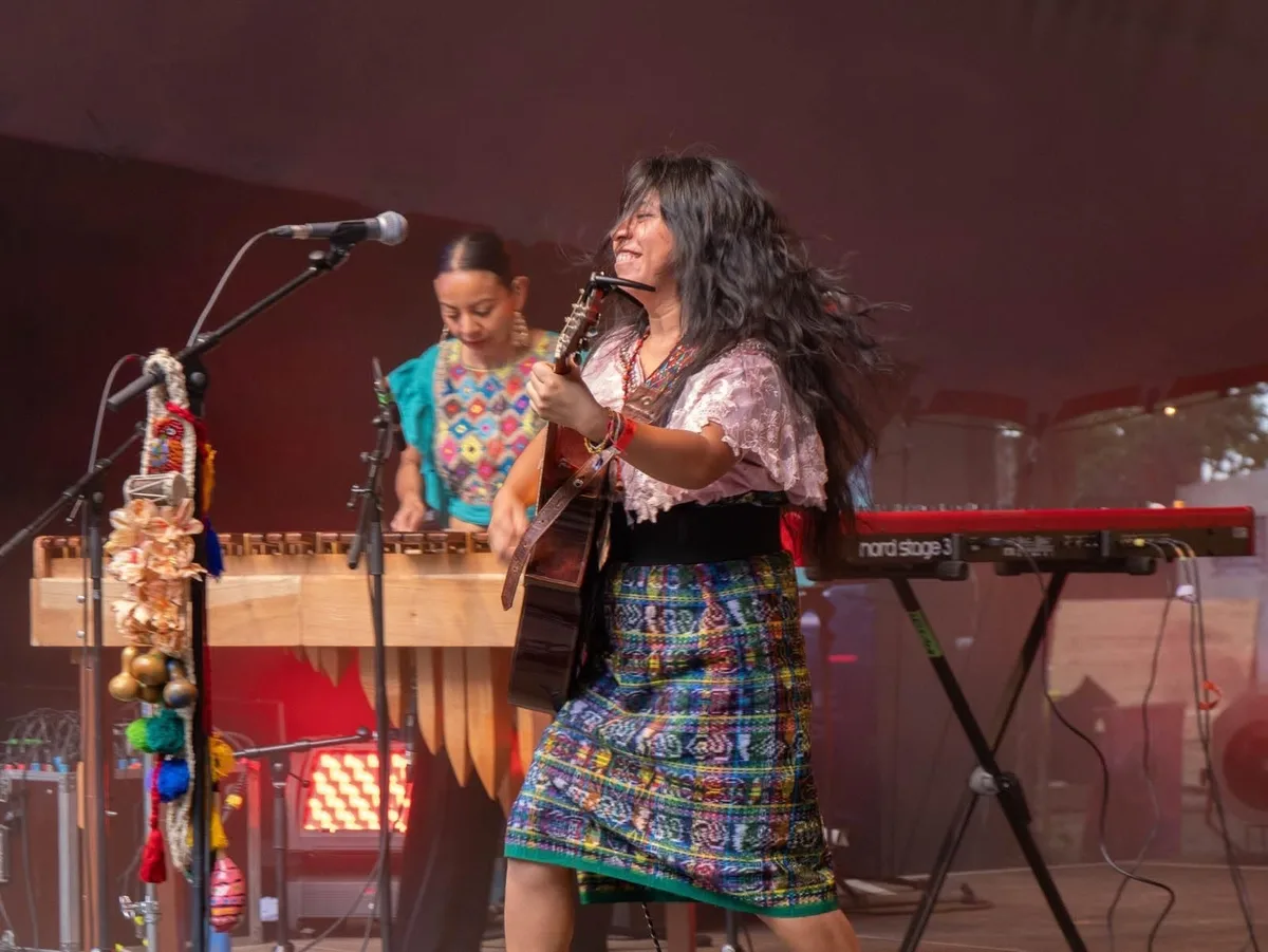 La cantautora guatemalteca Sara Curruchich recibió el Galardón Grace a la Música en el Festival de Marimba Paiz