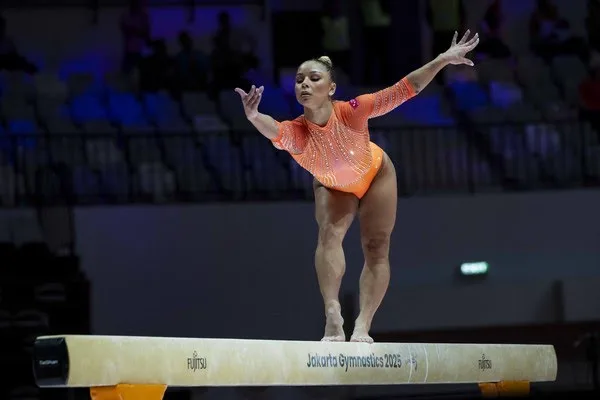 Copa do Mundo de ginástica: Flávia Saraiva conquista ouro para o Brasil