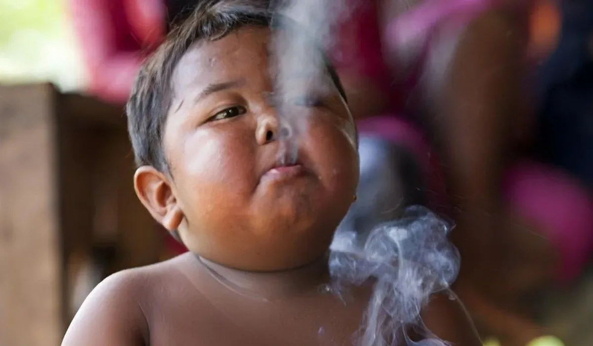 Menino que fumava 40 cigarros por dia aos 2 anos surge irreconhecível