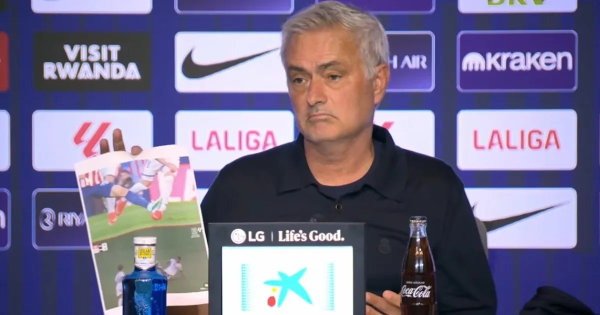 Mourinho mostró fotos y armó show tras las derrota en el clásico: "No quiero decir que estaba preparado..."
