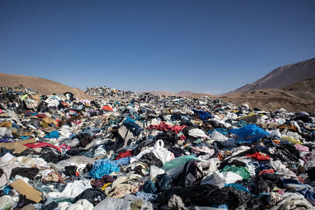 Montanha de roupas no Atacama é visível do espaço. Quem jogou o lixo lá?