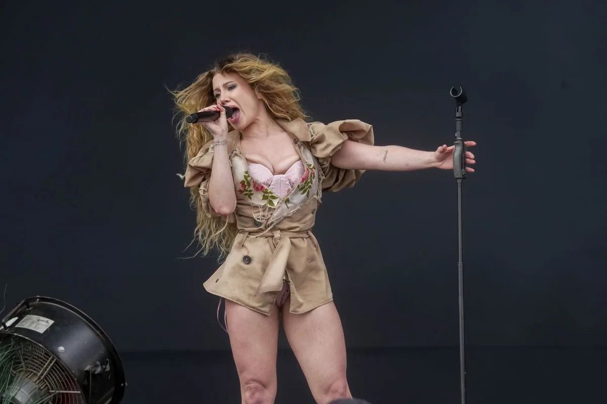Slayyyter makes UK debut performing to poncho-wearing crowd at Reading festival