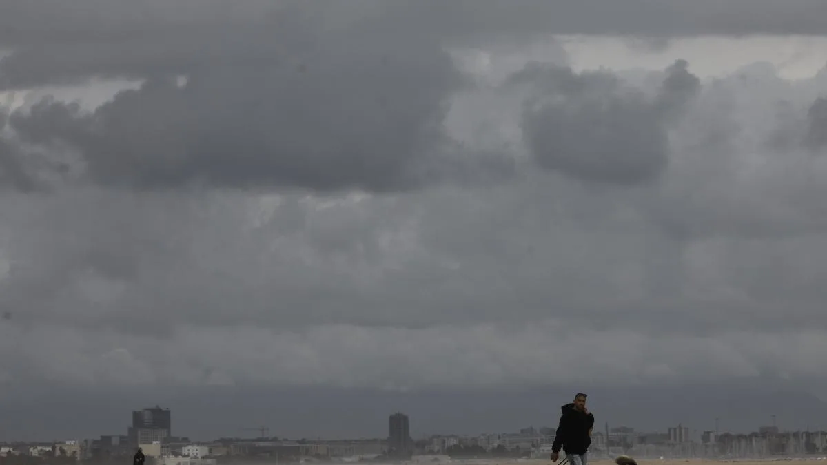 Rescatan el cadáver de un mujer que se bañaba en la playa de Sagunt en plena alerta naranja