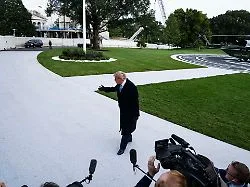 Auch Kritik am roten Teppich: Trump sorgt mit Outfit bei Xi-Empfang für Spott