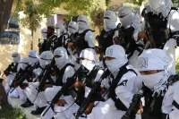 Iranianas desafiam linha-dura do regime e resistem ao uso do véu