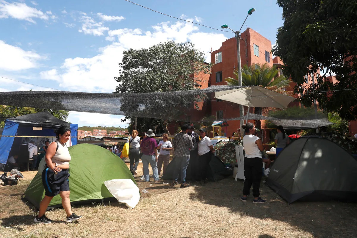 Sus casas quedaron llenas de grietas y ahora viven en carpas: el drama de 200 familias en Cali (IMÁGENES)