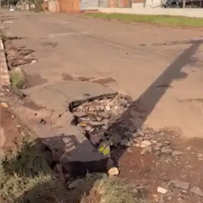 Chuvas das últimas semanas pioraram o que já estava ruim na Rua Dolores Duran