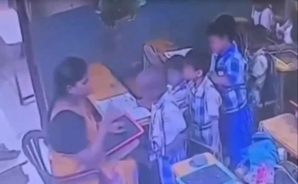 Vídeo! Menino de 6 anos que não entregou dever de casa é atingido por tapa de professora e morre na frente dos colegas