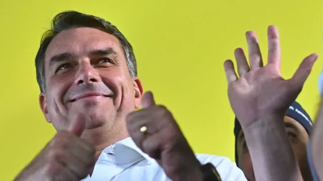 Flávio Bolsonaro conquista apoios e Lula recalcula rota de campanha