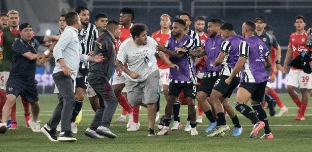 Fim de Botafogo x Cienciano pela Sula tem briga após revolta com técnico