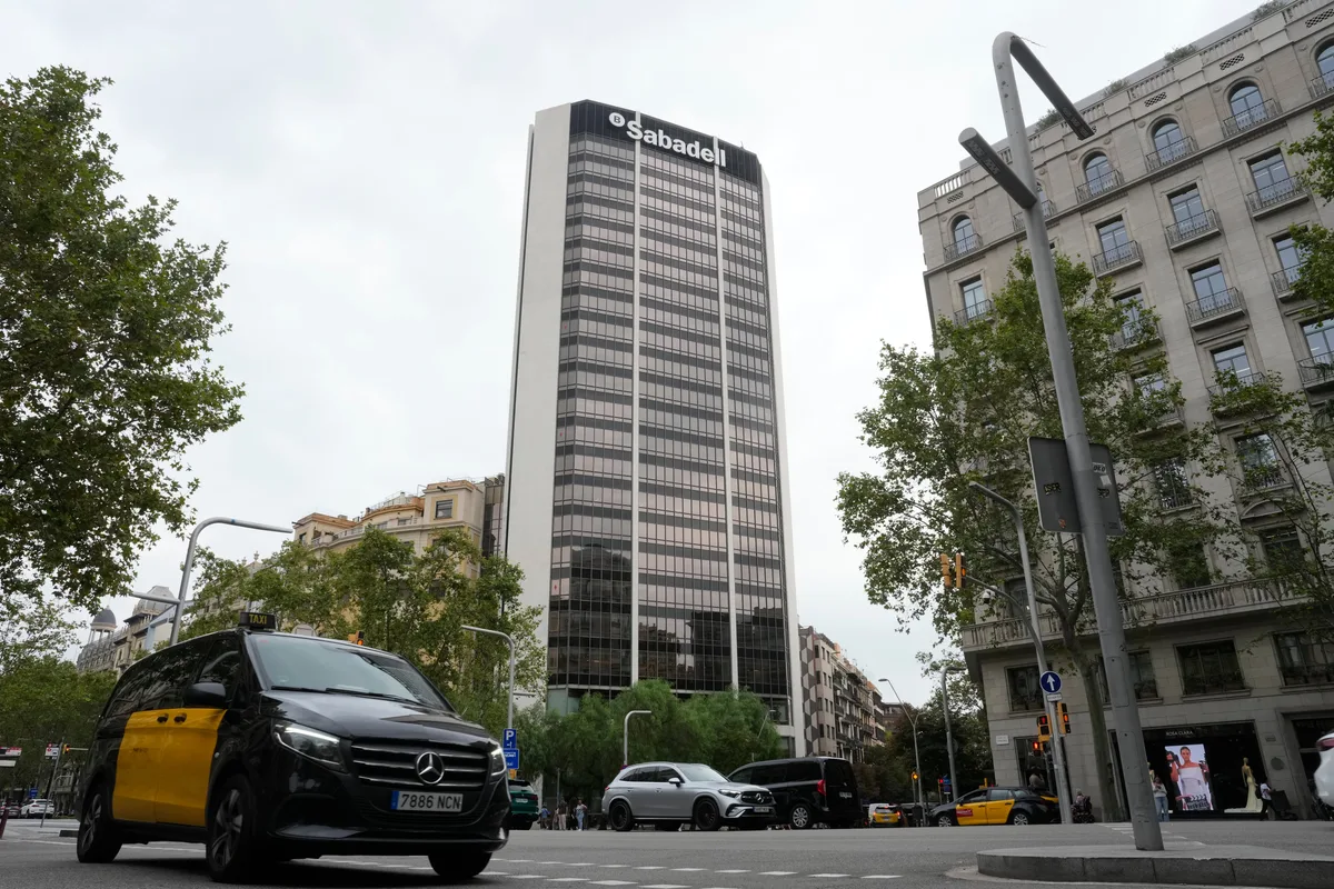 El francés BPCE compró la mayor parte de su participación en el Sabadell con derivados