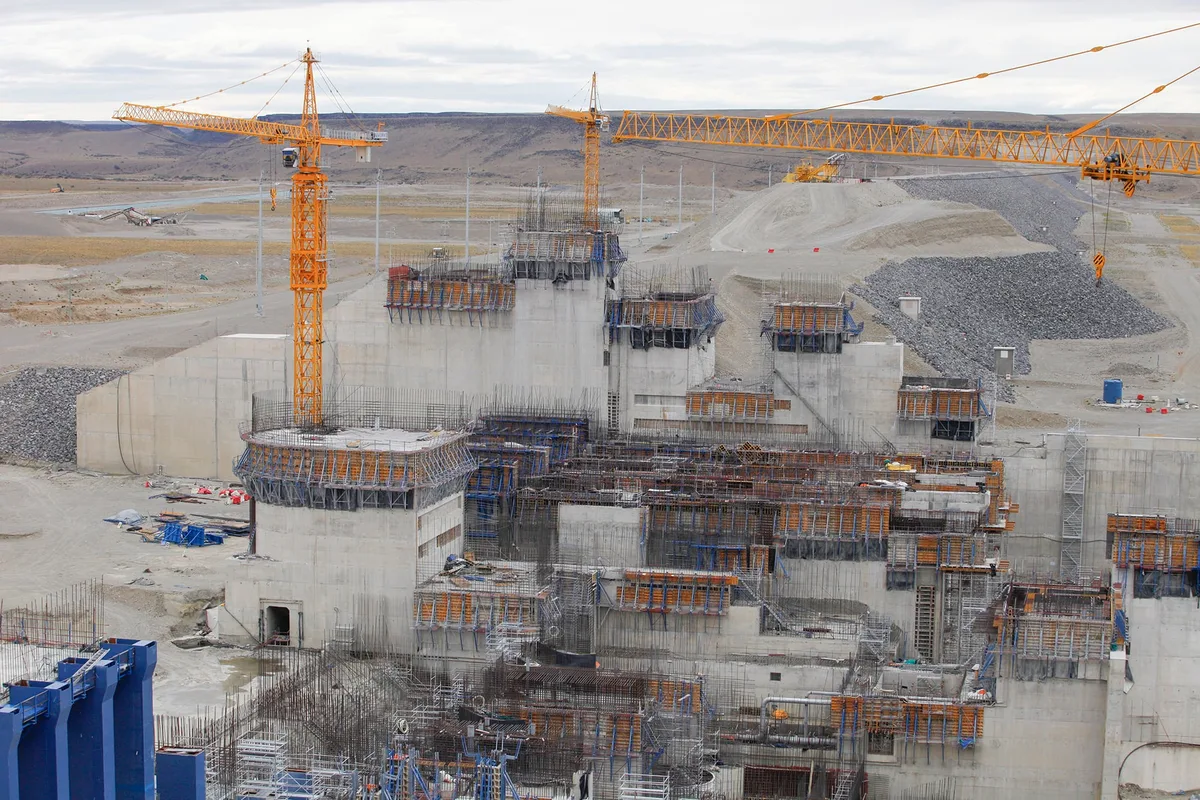 Ingresaron fondos a las constructoras y se reactivan las obras en la represa de Santa Cruz
