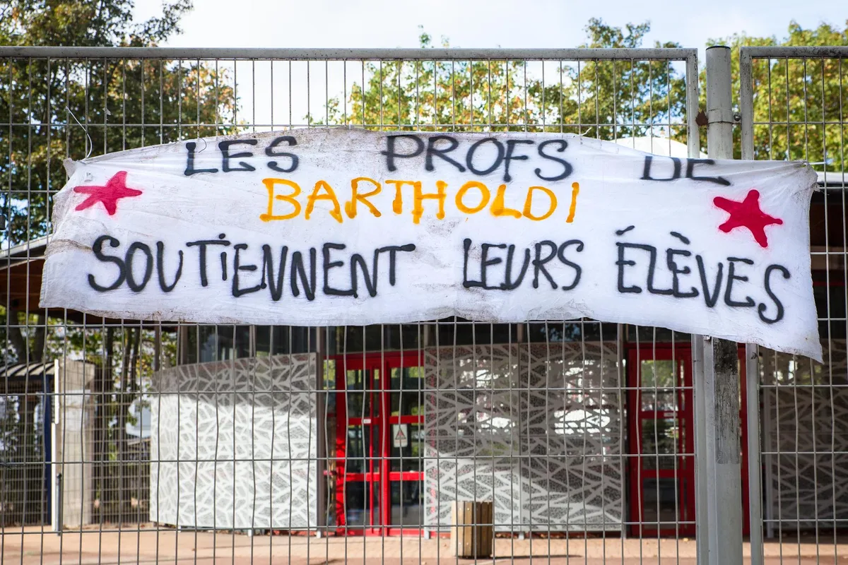 Nicolas, professeur d’un lycée professionnel bloqué en Seine-Saint-Denis : « Je suis fier de mes élèves, qui donnent tort à la rengaine d’une génération soi-disant dépolitisée »