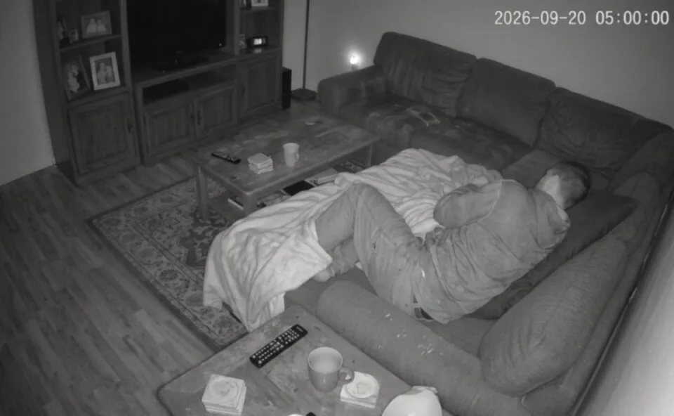 Deu ruim no cochilo! Homem invade residência, dorme no sofá, acorda furioso e leva taser da PM em Toledo
