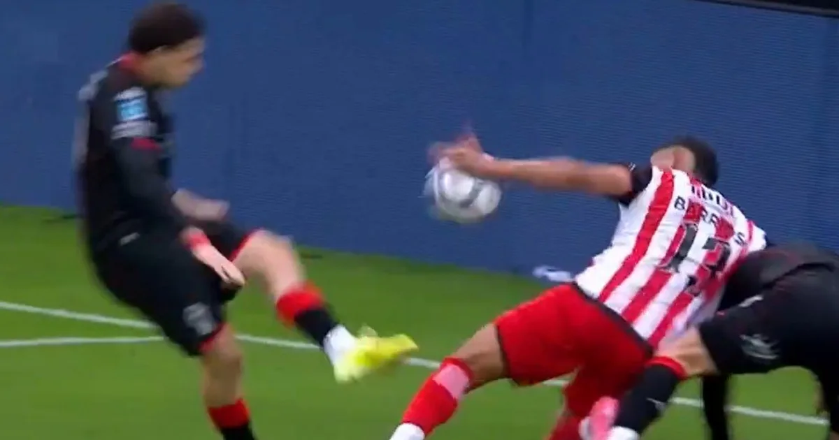 Video: el insólito penal que no le dieron a Huracán en la derrota frente a Barracas