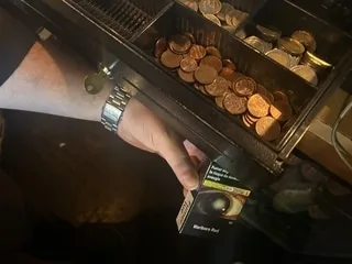 ENQUÊTE. Après des milliers de kilomètres, les cigarettes de contrebande finissent sous le comptoir d’épiceries à Nantes
