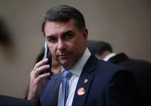 Flávio Bolsonaro diz que pai ‘nunca foi ameaça à democracia’: ‘Muito pelo contrário’