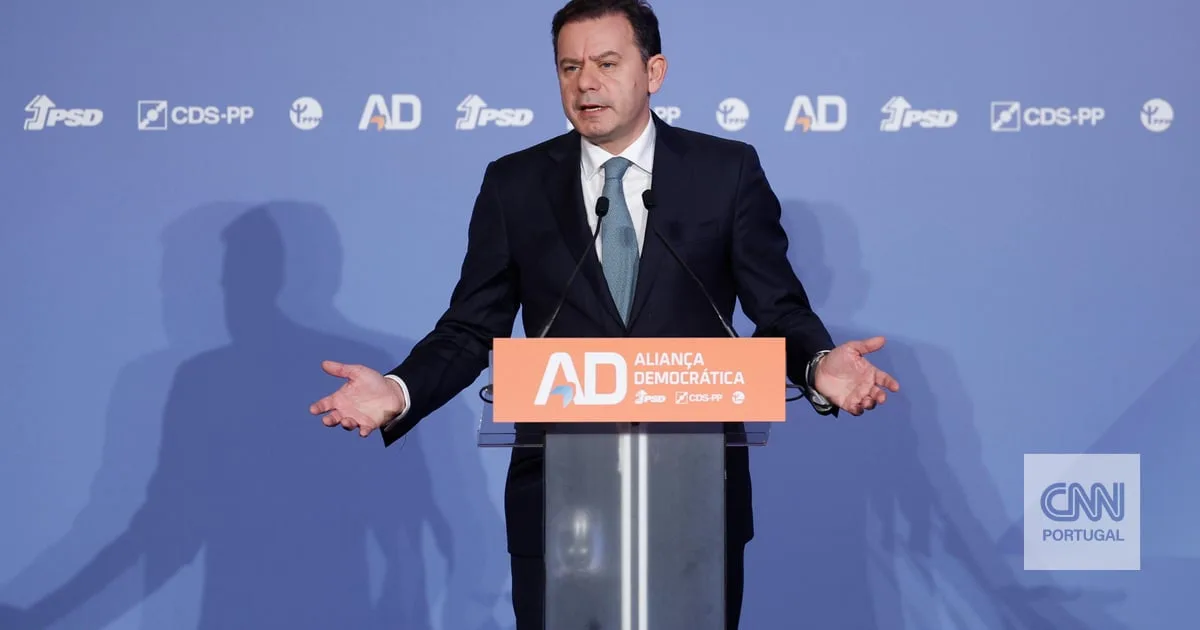 Montenegro reconhece que "o ensino perdeu a qualidade" mas garante que Governo está a adotar medidas para mudar situação