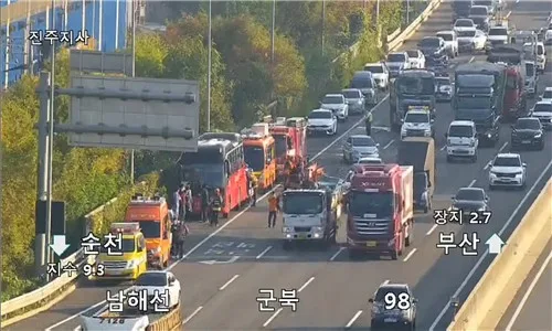 함안 남해고속도서 덤프트럭이 통근버스 추돌…12명 병원 이송