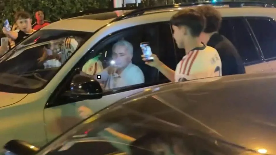 Adeptos do Real Madrid perseguem carro de Mourinho (vídeo)