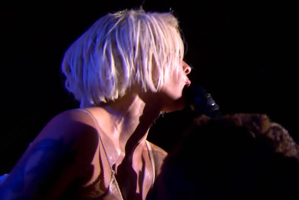 Em show performático e teatral, Halsey debuta no palco Mundo do Rock in Rio