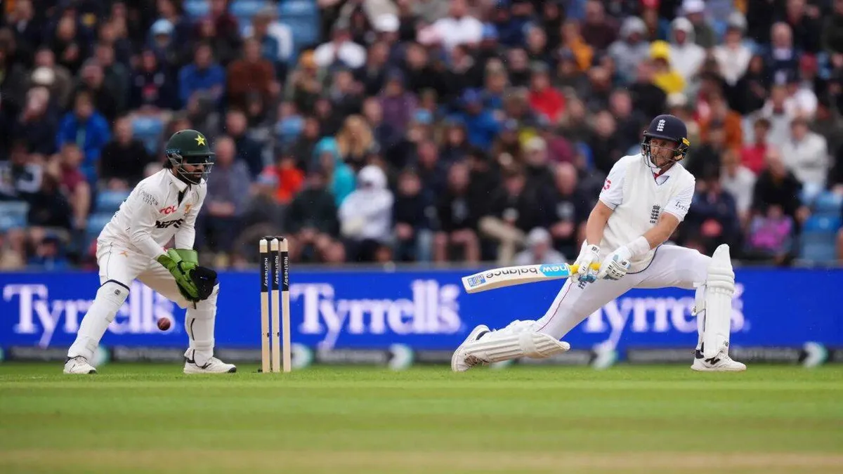 England leave Pakistan on the ropes at Headingley after day 2