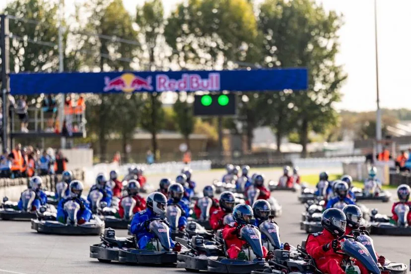 « Max vs 100 » : ce qu'il faut savoir sur la course de karting de Max Verstappen contre 100 pilotes à Silverstone