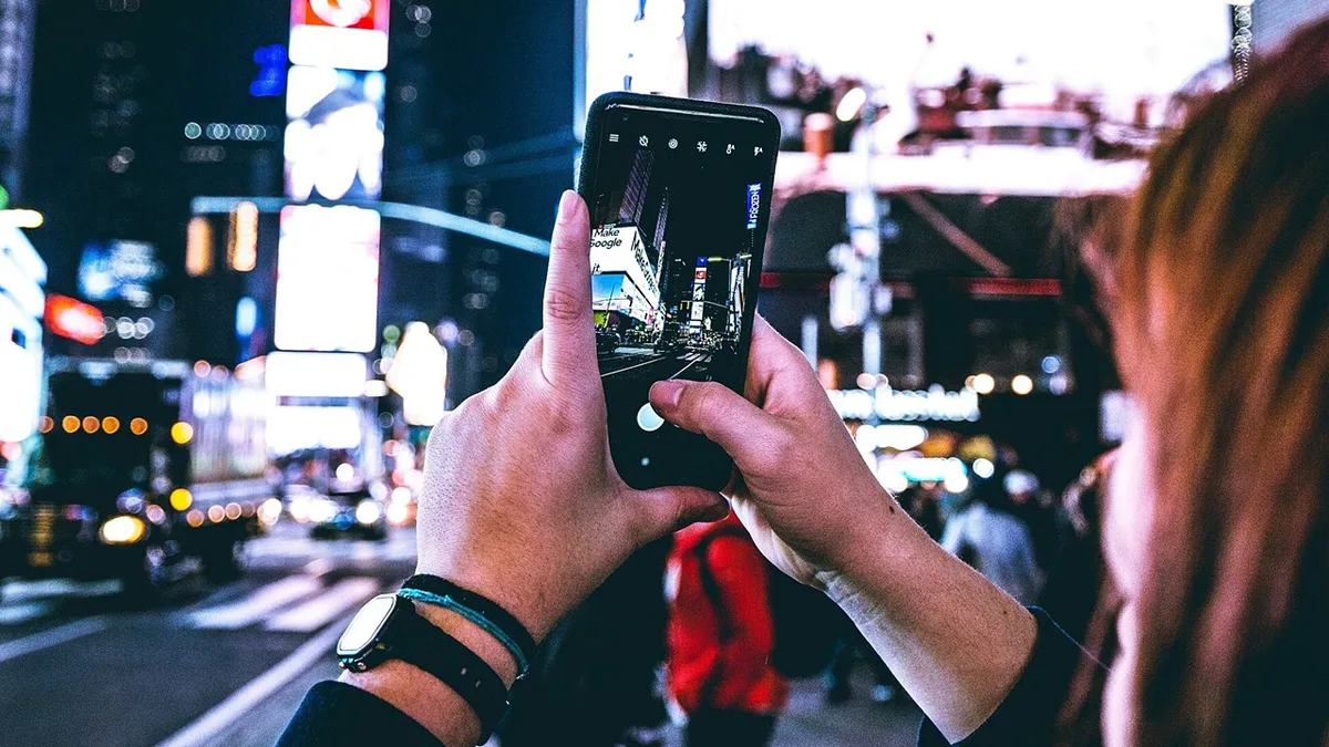Viajar na era do "scroll": Como as redes sociais estão a influenciar as nossas viagens?