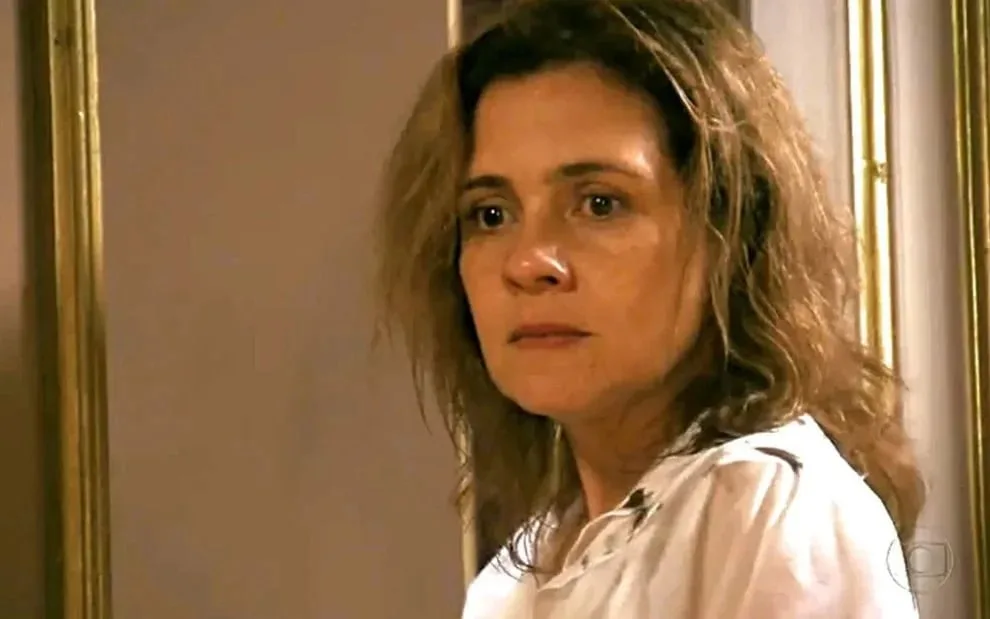 Avenida Brasil: Desesperada, Carminha foge de hospício e faz pacto com bandido