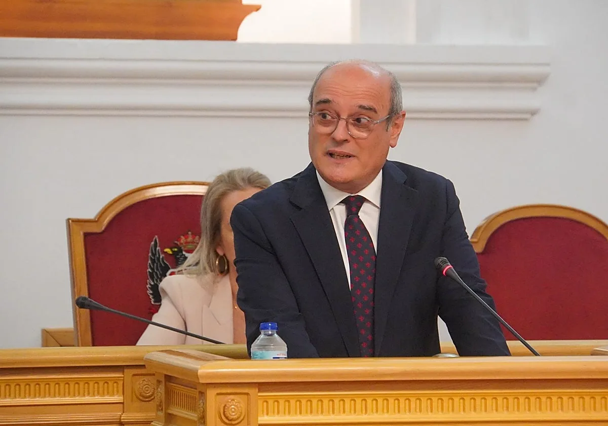 Vox garantiza a Velázquez que no romperá el pacto, pero avisa: «Damos mucho, pero tenemos poco»