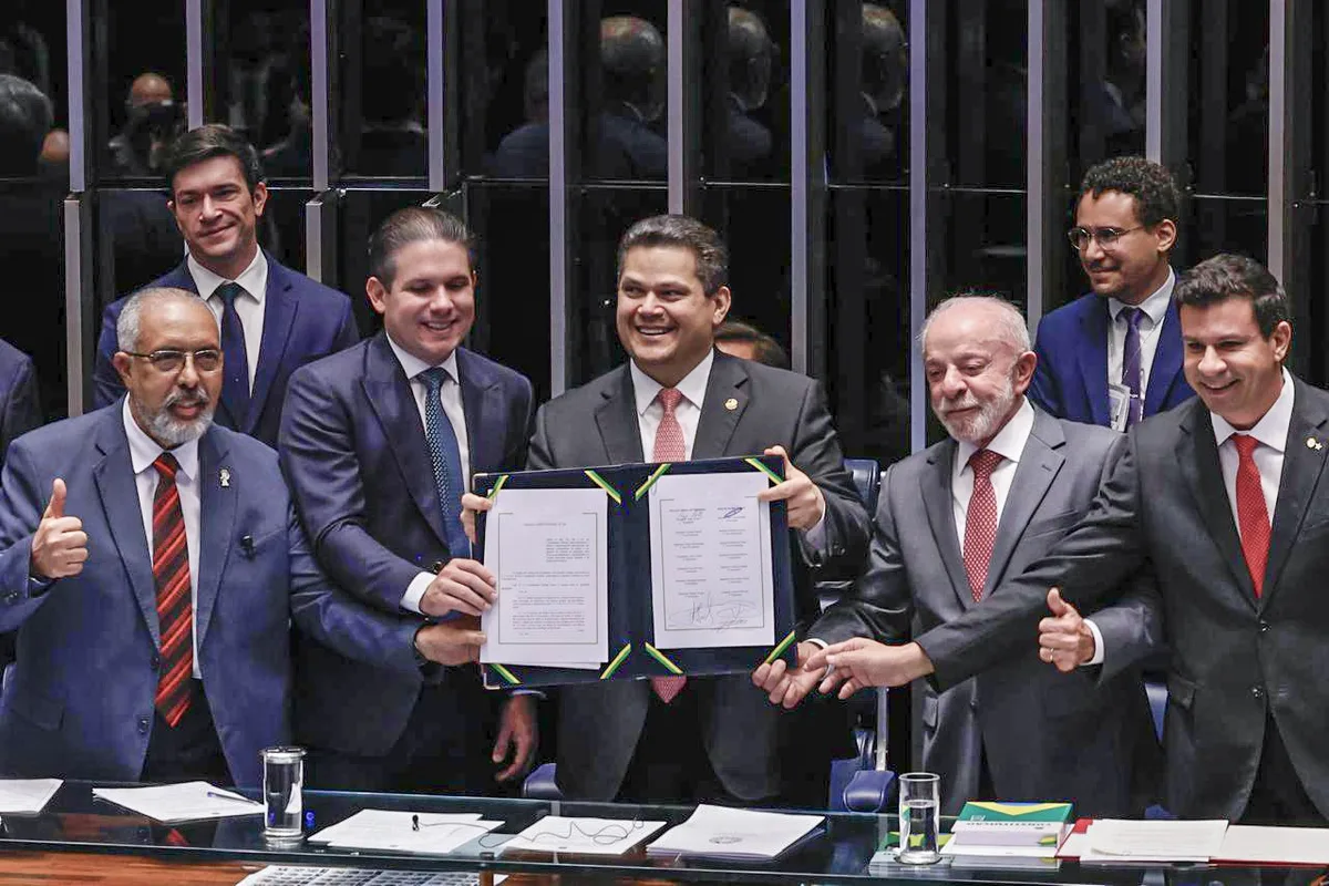 Com presença de Lula, Congresso promulga fim da escala 6×1 e redução da jornada de trabalho