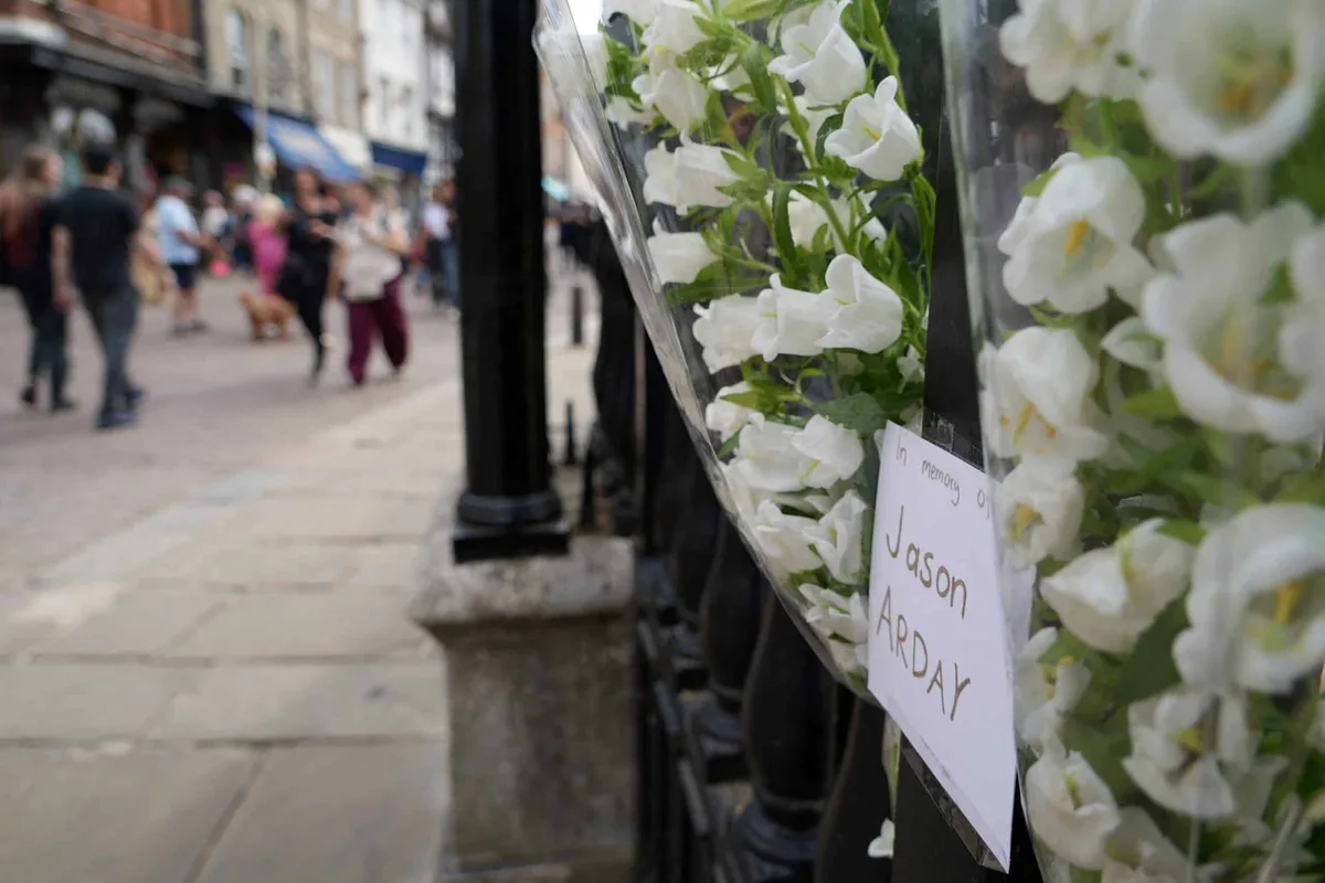 Reitor de Cambridge denuncia ‘onda racista’ contra professor encontrado morto