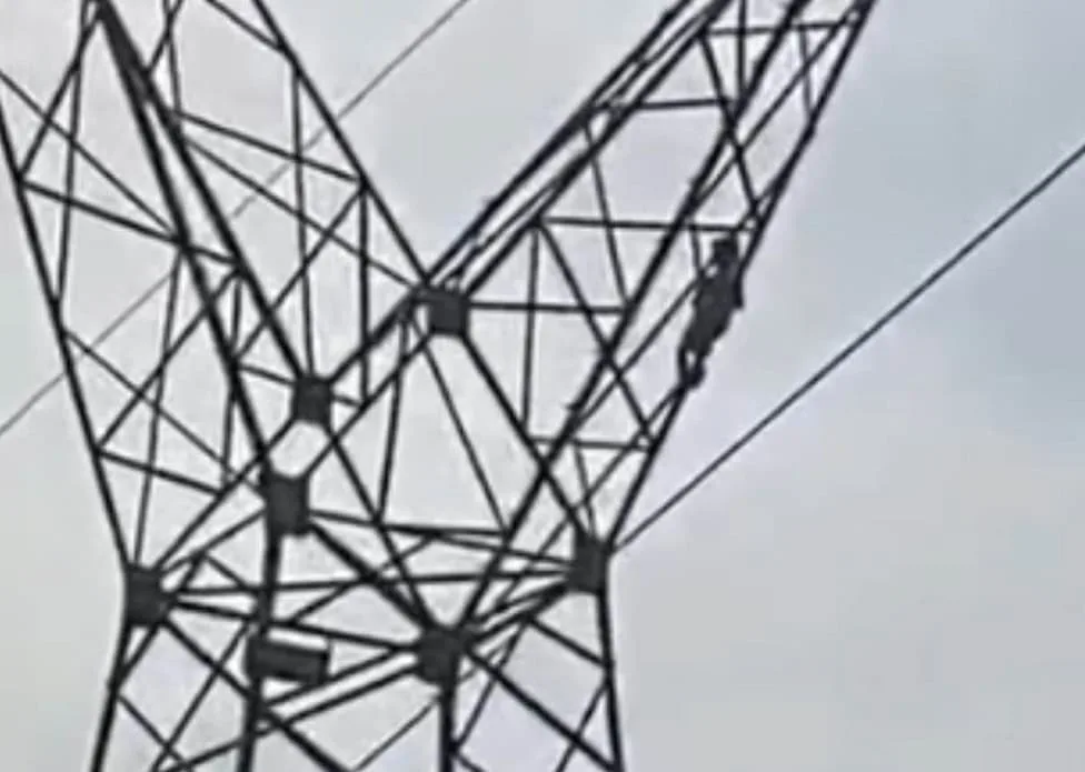 Criança de 5 anos é resgatada pelo Corpo de Bombeiros após subir em torre alta